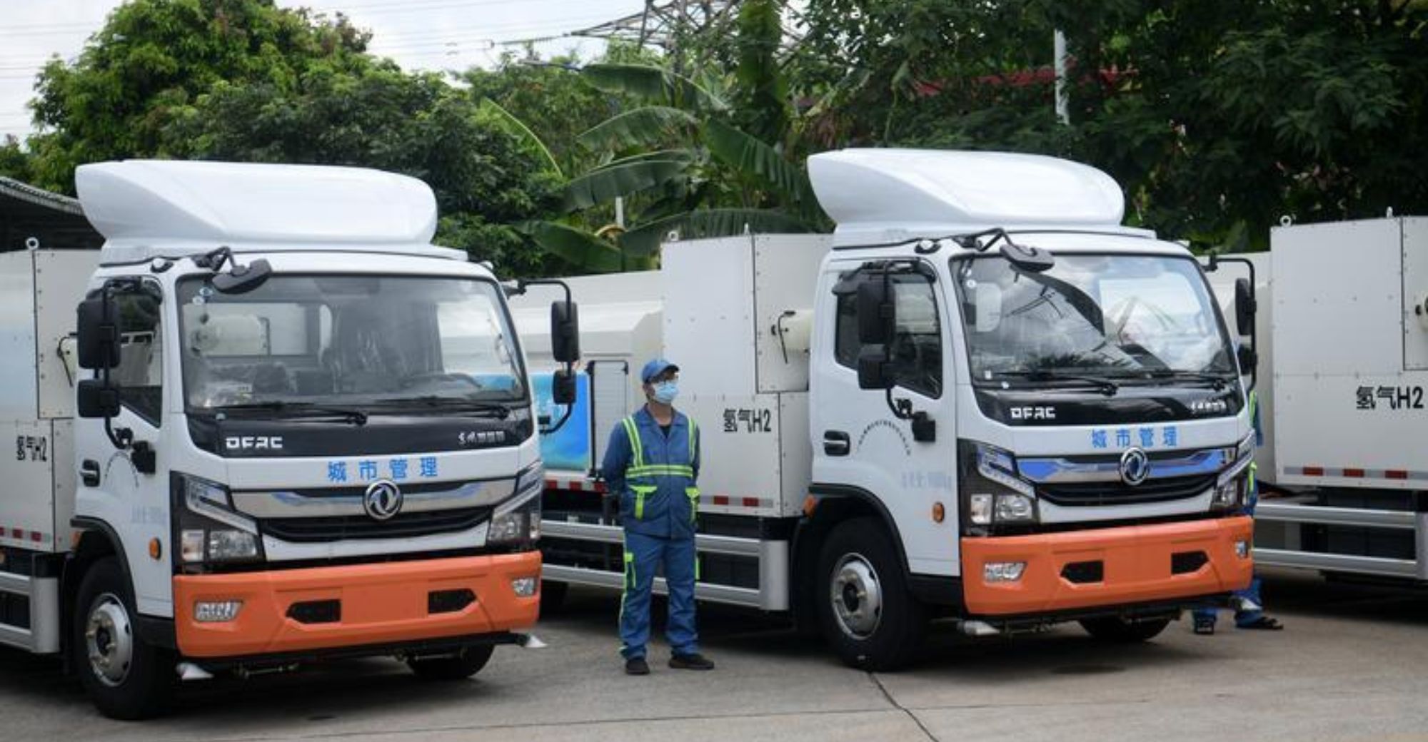 Guangzhou Puts First Batch of Hydrogen Sanitation Trucks Into Operation